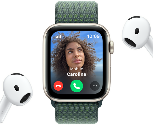 Llamada entrante en un Apple Watch SE, junto a un par de AirPods