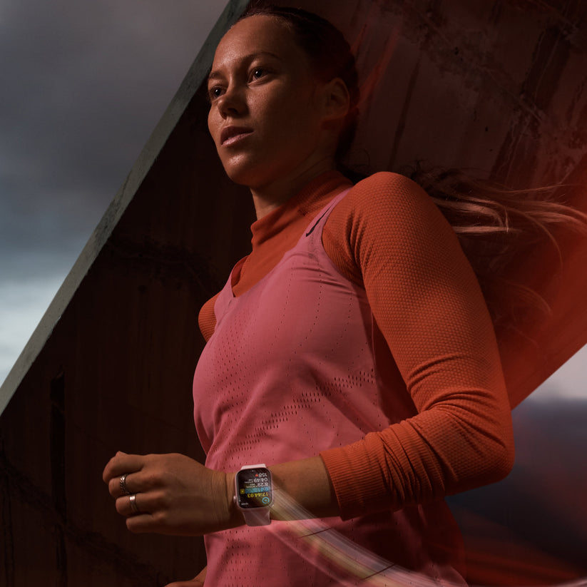 Apple_Watch_Series_9_LTE_41mm_Gold_Stainless_Steel_Gold_Milanese_Loop_PDP_Image_Position-5__en-US