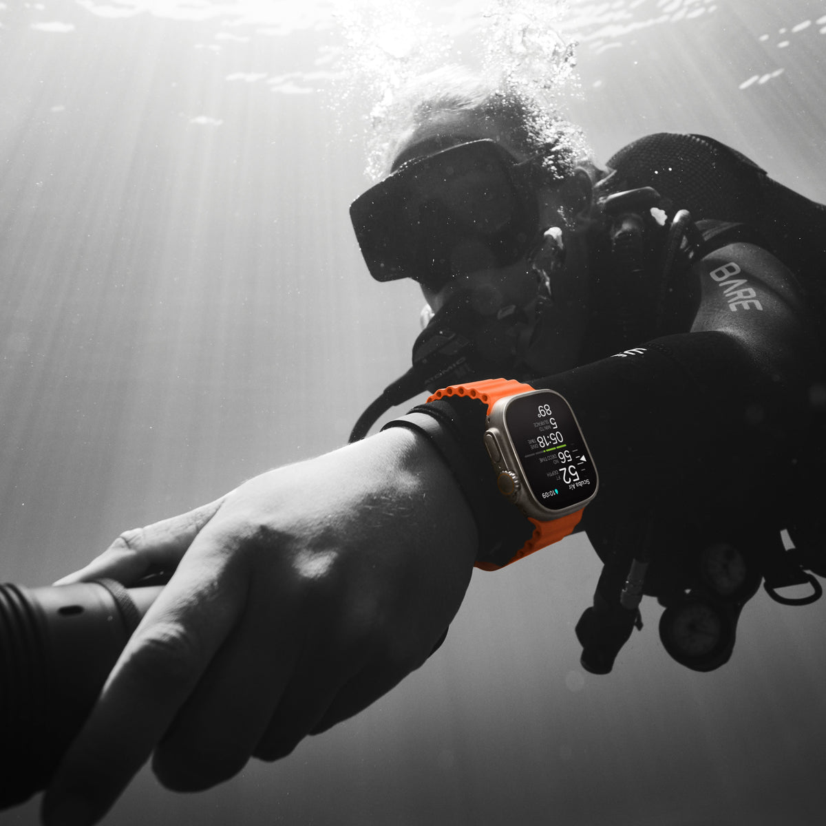 Apple_Watch_Ultra_2_LTE_49mm_Titanium_Orange_Ocean_Band_PDP_Image_Position-6__en-US
