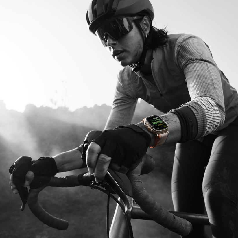 Apple_Watch_Ultra_2_LTE_49mm_Titanium_Beige_Orange_Trail_Loop_PDP_Image_Position-5__en-US