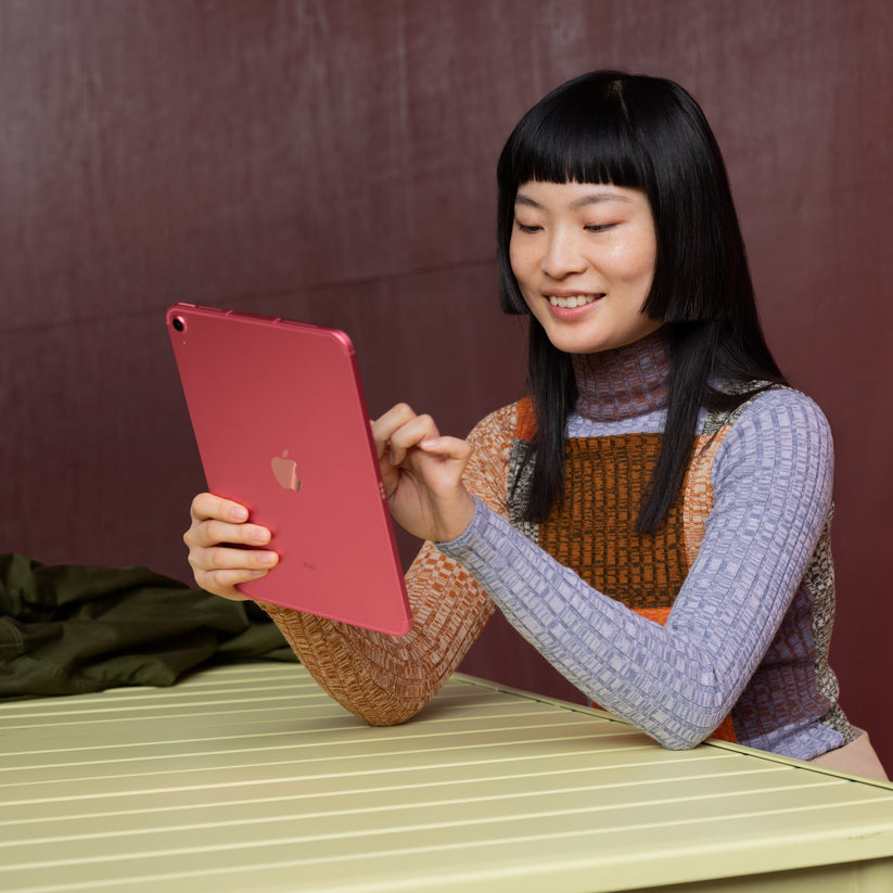 iPad_10th_generation_Cellular_Blue_PDP_Image_Fall23_Position-6__en-US