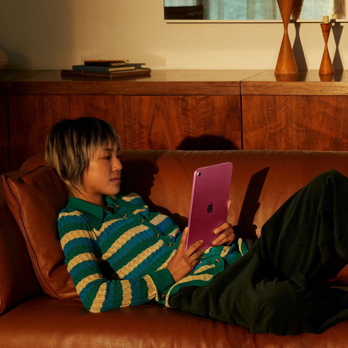 iPad_A16_Cellular_Yellow_PDP_Image_Position_6__en-US