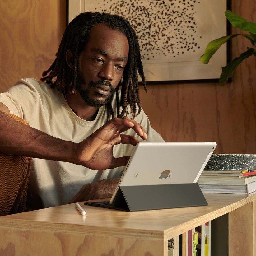 iPad_9th_generation_Cellular_Space_Gray_PDP_Image_Position-6__en-US